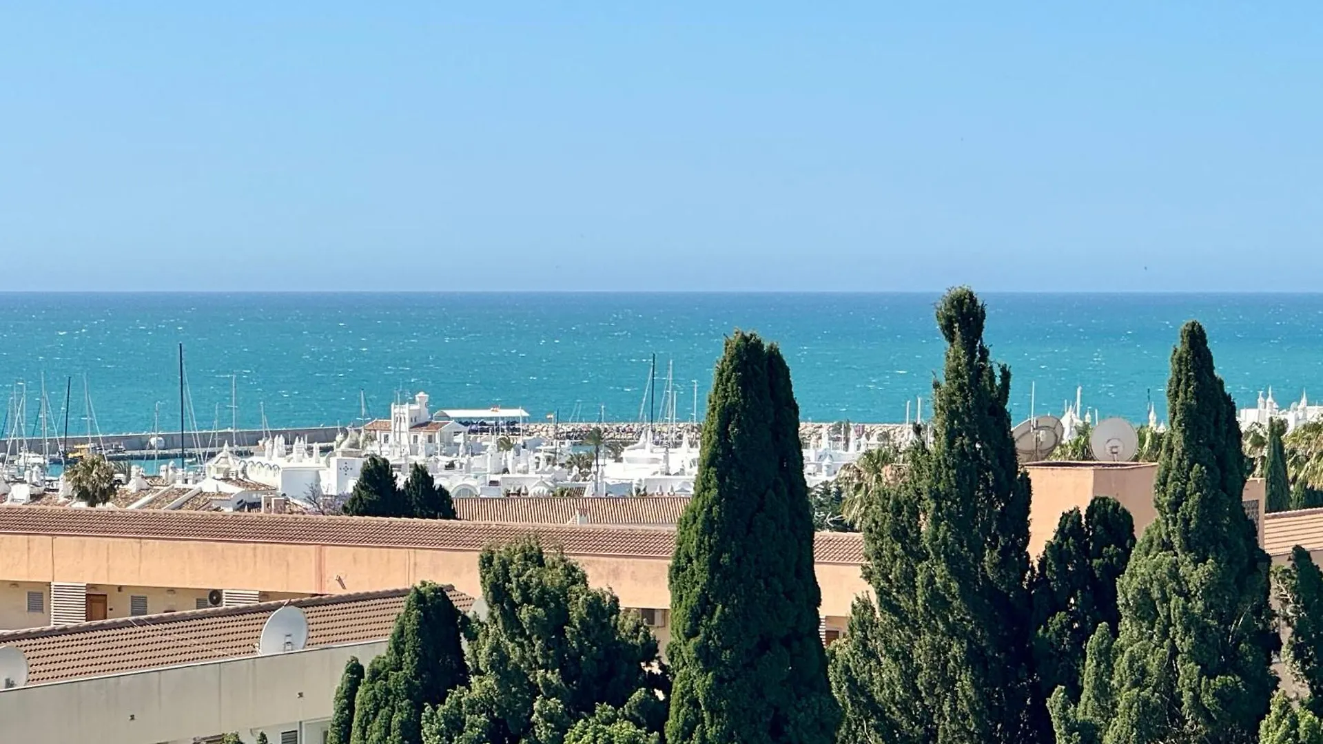 Amplia Terraza Con Maravillosas Vistas Muy Cerca De La Playa Torremolinos