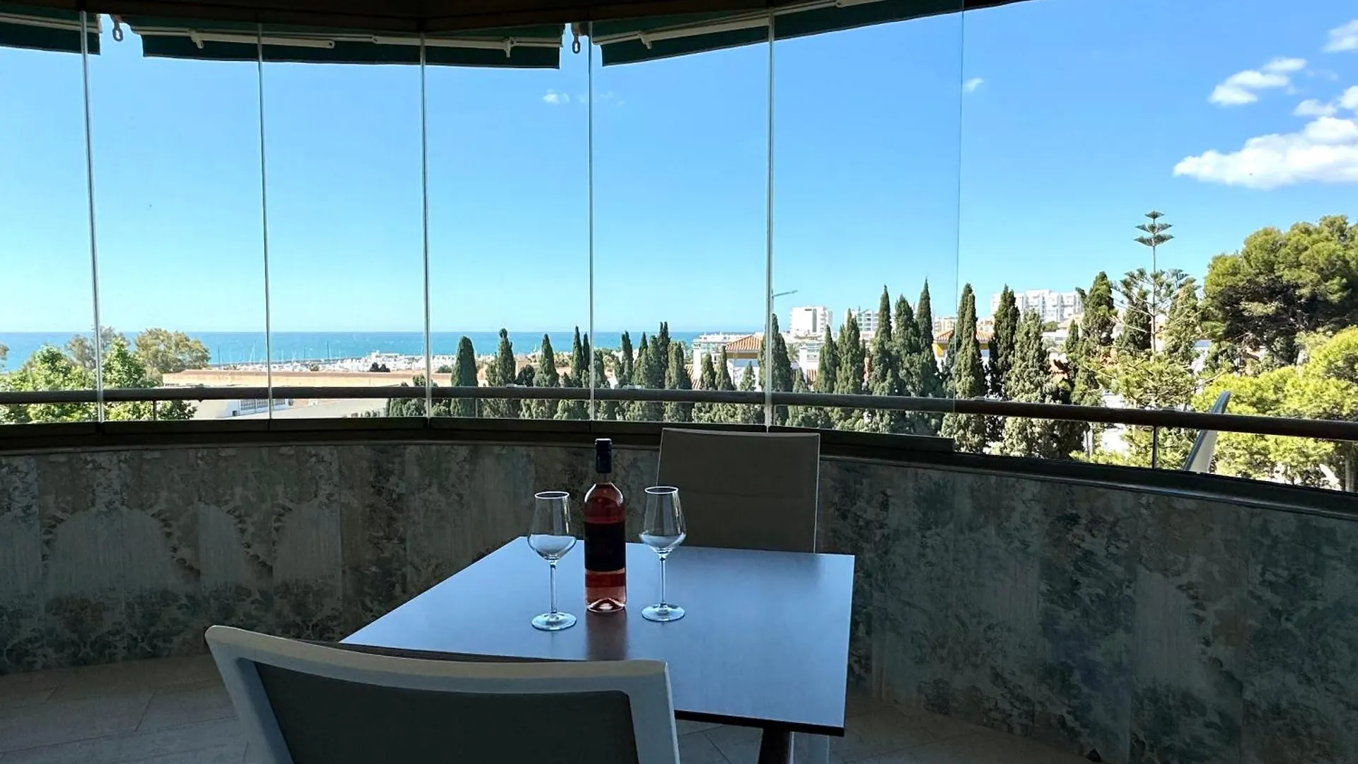 Amplia Terraza Con Maravillosas Vistas Muy Cerca De La Playa Torremolinos
